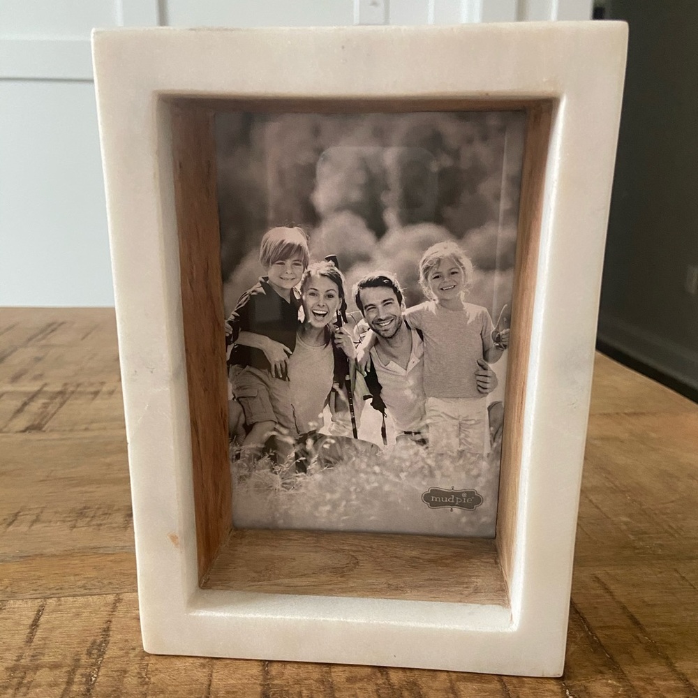 Mudpie Marble and wood 4 x 6 picture frame NWT